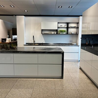 X2 Gala in L091 kristallweiß hochglanzlack Zeitlose Designikone!Kombiniert mit Naturstein und Siemens Elektrogeräten! Sonderpreis: 27.000 Euro! X2 Gala in L091 kristallweiß hochglanzlack Zeitlose Designikone!Kombiniert mit Naturstein und Siemens Elektrogeräten! Sonderpreis: 27.000 Euro!