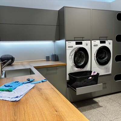 Hauswirtschaftsraum C5 NOV Nova K275 achatgrau, mit erhöhten Standpostitionen für Waschmaschine und Trockner. - Sonderpreis: 4.000,-- Euro! Hauswirtschaftsraum C5 NOV Nova K275 achatgrau, mit erhöhten Standpostitionen für Waschmaschine und Trockner. - Sonderpreis: 4.000,-- Euro!